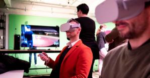 personen testen de VR brillen uit