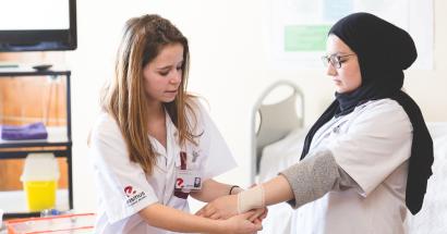 Studenten verpleegkunde geven EHBO