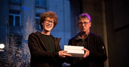 Michiel ontvangt iPad uit handen van Frank Struys