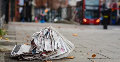 Een krant waait over straat